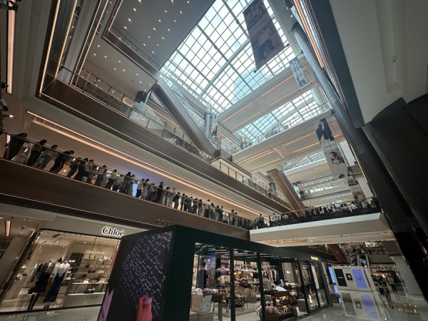汇盈策略  老铺黄金打入上海高奢商场，港汇店五一开业，下半年还将在沪连开三店